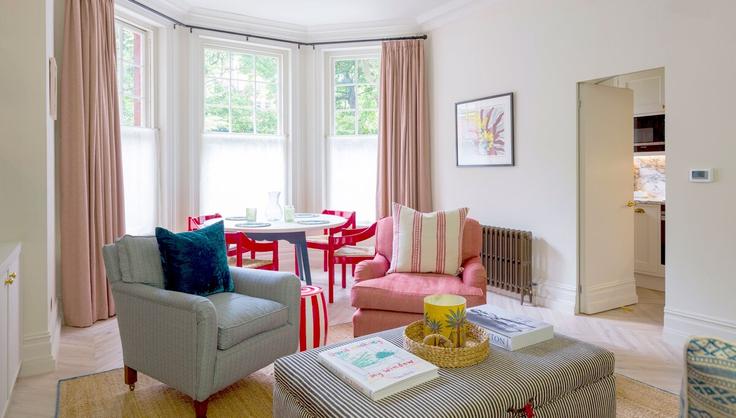Building Campden Grove - happyhostlondon-ltd - 1547350 adresindeki bir dairede modern mobilyalarla zarif bir şekilde tasarlanmış oturma odası Royal Borough of Kensington and Chelsea, London Building Campden Grove - happyhostlondon-ltd - 1547350 adresindeki bir dairede modern mobilyalarla zarif bir şekilde tasarlanmış oturma odası Royal Borough of Kensington and Chelsea, London