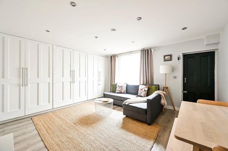 Salle de séjour élégante avec mobilier moderne dans un appartement à Building Gunter Grove - happyhostlondon-ltd - 1547348 à Royal Borough of Kensington and Chelsea, London