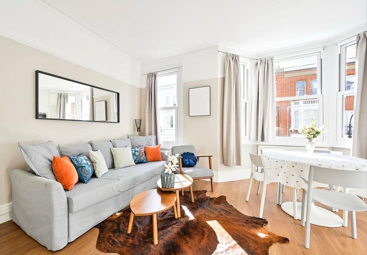 London Borough of Ealing, London에 위치한 Building Dorncliffe Road - happyhostlondon-ltd - 1547352 유닛의 세련된 인테리어가 돋보이는 거실 London Borough of Ealing, London에 위치한 Building Dorncliffe Road - happyhostlondon-ltd - 1547352 유닛의 세련된 인테리어가 돋보이는 거실