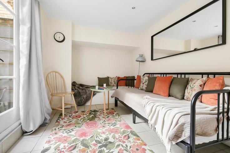 Elegant gestaltetes Wohnzimmer mit moderner Einrichtung in einer Wohnung im Building Welshpool House - happyhostlondon-ltd - 1547353 in London Borough of Hackney, London Elegant gestaltetes Wohnzimmer mit moderner Einrichtung in einer Wohnung im Building Welshpool House - happyhostlondon-ltd - 1547353 in London Borough of Hackney, London