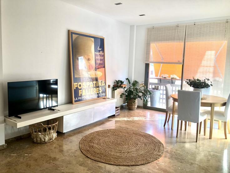 Elegante sala de estar con mobiliario moderno en un apartamento en Building Passatge d'Aymà - happyhousesbarcelona - 1059031 en Sant Martí, Barcelona