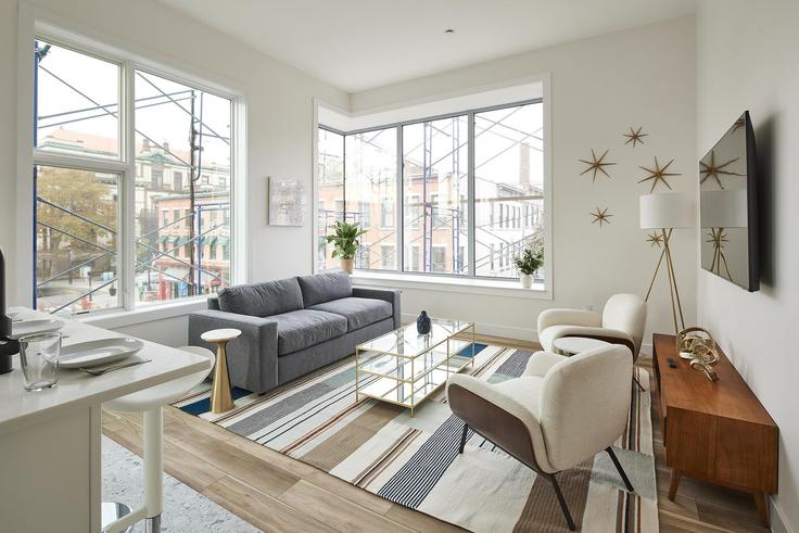 Elegante sala de estar con mobiliario moderno en un apartamento en Building Newark Street - harmonyapartments - 1041925 - NYC en Hoboken, Hoboken Elegante sala de estar con mobiliario moderno en un apartamento en Building Newark Street - harmonyapartments - 1041925 - NYC en Hoboken, Hoboken