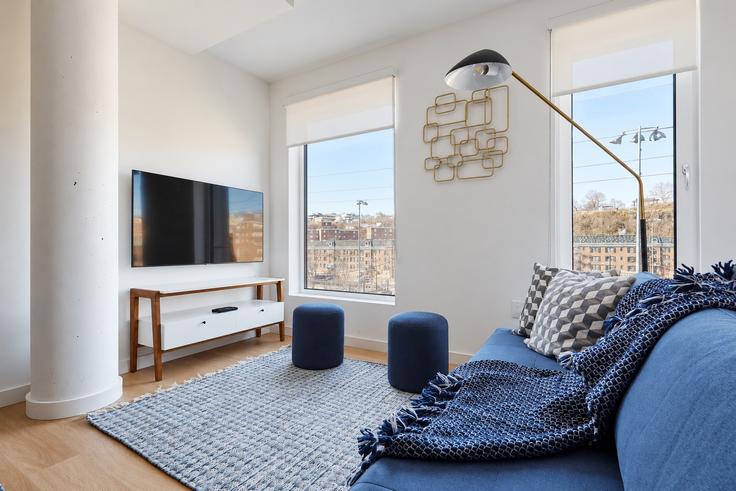 Salle de séjour élégante avec mobilier moderne dans un appartement à Building Marshall Drive - harmonyapartments - 1041921 à Hoboken, Hoboken