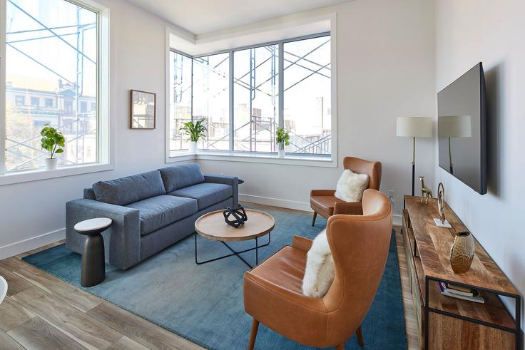 Sala de estar elegantemente projetada com móveis modernos em um apartamento no Building Newark Street - harmonyapartments - 1041924 em Hoboken, Hoboken