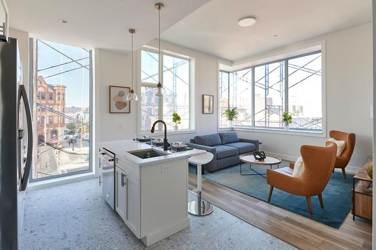 Sala de estar elegantemente projetada com móveis modernos em um apartamento no Building Newark Street - harmonyapartments - 1041924 em Hoboken, Hoboken