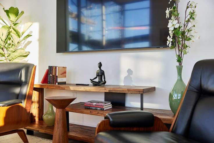 Elegante sala de estar con mobiliario moderno en un apartamento en Building Newark Street - harmonyapartments - 1041923 en Hoboken, Hoboken Elegante sala de estar con mobiliario moderno en un apartamento en Building Newark Street - harmonyapartments - 1041923 en Hoboken, Hoboken