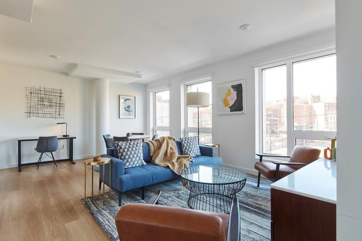 Hoboken, Hoboken에 위치한 Building Marshall Drive - harmonyapartments - 1041927 유닛의 세련된 인테리어가 돋보이는 거실