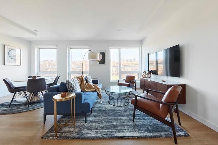 Building Marshall Drive - harmonyapartments - 1041926 adresindeki bir dairede modern mobilyalarla zarif bir şekilde tasarlanmış oturma odası Hoboken, Hoboken Building Marshall Drive - harmonyapartments - 1041926 adresindeki bir dairede modern mobilyalarla zarif bir şekilde tasarlanmış oturma odası Hoboken, Hoboken