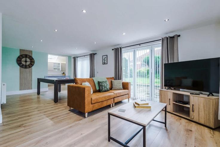 Hawarden, Deeside에 위치한 Building Braeside Avenue - harper - 1540362 유닛의 세련된 인테리어가 돋보이는 거실 Hawarden, Deeside에 위치한 Building Braeside Avenue - harper - 1540362 유닛의 세련된 인테리어가 돋보이는 거실