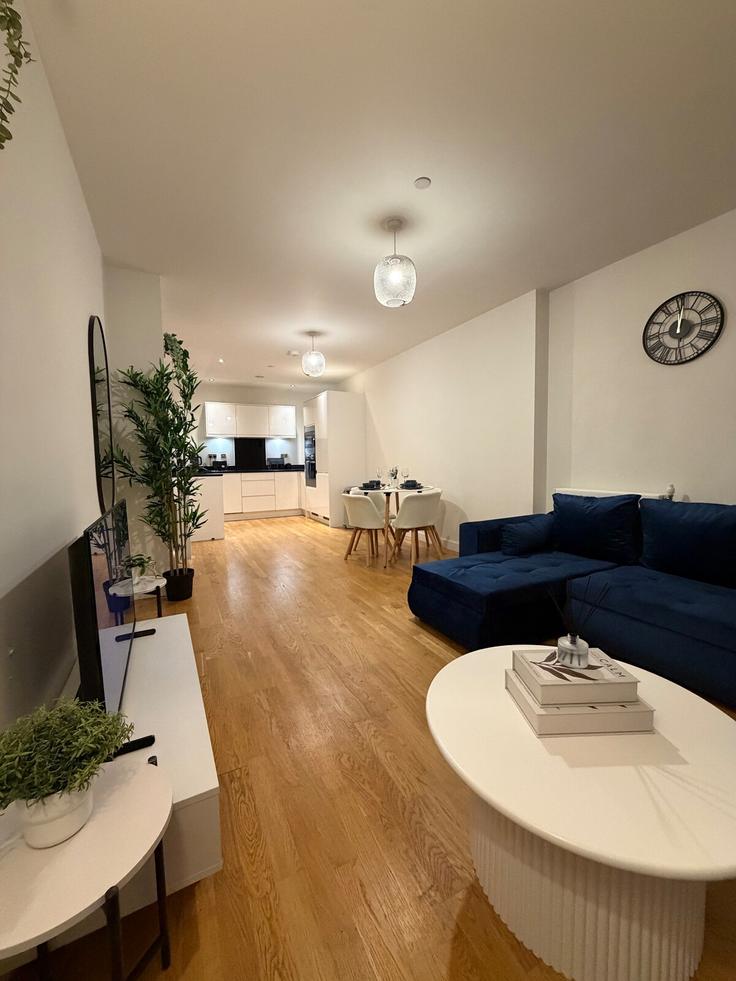 Sala de estar elegantemente projetada com móveis modernos em um apartamento no Building Tottenham Lane - harrington-mira - 1582648 em London Borough of Haringey, London