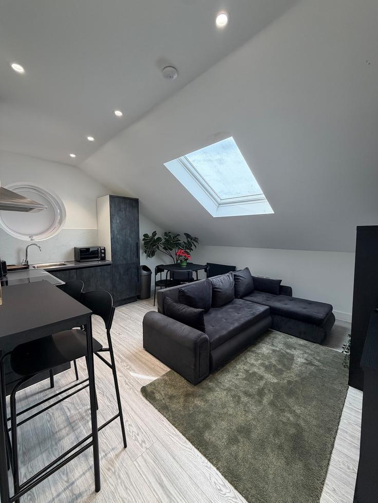 Salle de séjour élégante avec mobilier moderne dans un appartement à Building Fairfield Road - harrington-mira - 1582365 à London Borough of Waltham Forest, London