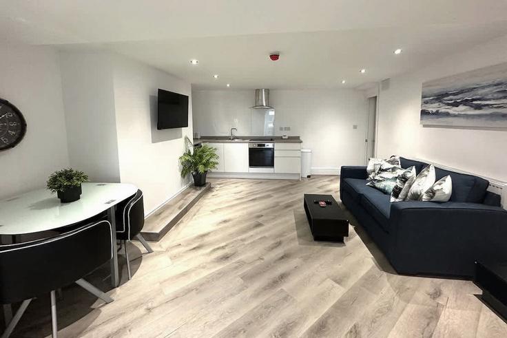 Sala de estar elegantemente projetada com móveis modernos em um apartamento no Building The Esplanade - harrris - 1335992 em Wyre District, Fleetwood Sala de estar elegantemente projetada com móveis modernos em um apartamento no Building The Esplanade - harrris - 1335992 em Wyre District, Fleetwood