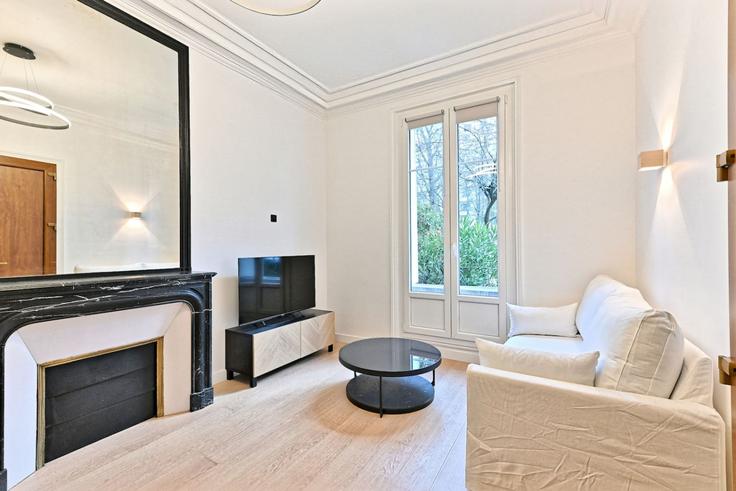 Elegant gestaltetes Wohnzimmer mit moderner Einrichtung in einer Wohnung im Building Avenue Ingres - hatch-partners - 1584280 in 16th arrondissement, Paris Elegant gestaltetes Wohnzimmer mit moderner Einrichtung in einer Wohnung im Building Avenue Ingres - hatch-partners - 1584280 in 16th arrondissement, Paris