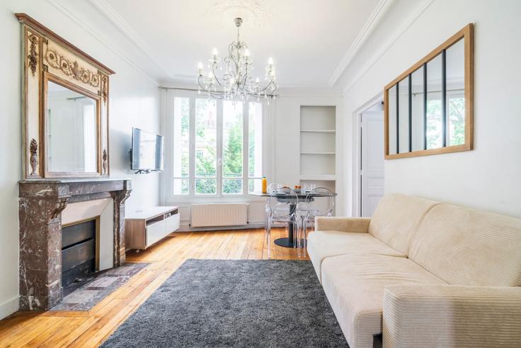 Building Rue Jacques Dulud - hatch-partners - 1584306 adresindeki bir dairede modern mobilyalarla zarif bir şekilde tasarlanmış oturma odası Neuilly-sur-Seine, Neuilly-sur-Seine