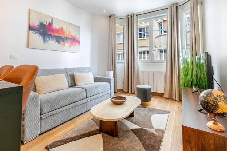 Salle de séjour élégante avec mobilier moderne dans un appartement à Building Rue Raffet - hatch-partners - 1584333 à 16th arrondissement, Paris