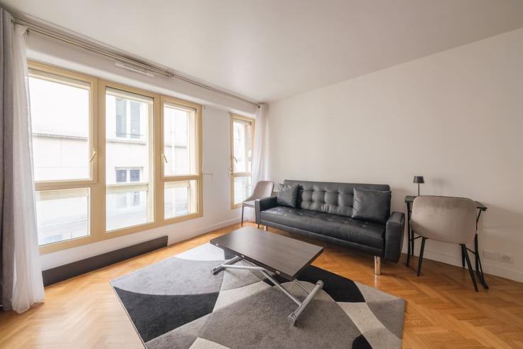 Elegant gestaltetes Wohnzimmer mit moderner Einrichtung in einer Wohnung im Building Rue de Lappe - hatch-partners - 1584349 in 11th arrondissement, Paris Elegant gestaltetes Wohnzimmer mit moderner Einrichtung in einer Wohnung im Building Rue de Lappe - hatch-partners - 1584349 in 11th arrondissement, Paris