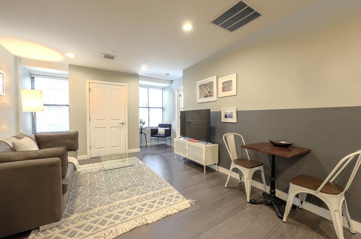 Building Milk Street - healinghomesofboston - 1076693 - BOS adresindeki bir dairede modern mobilyalarla zarif bir şekilde tasarlanmış oturma odası Boston, Boston