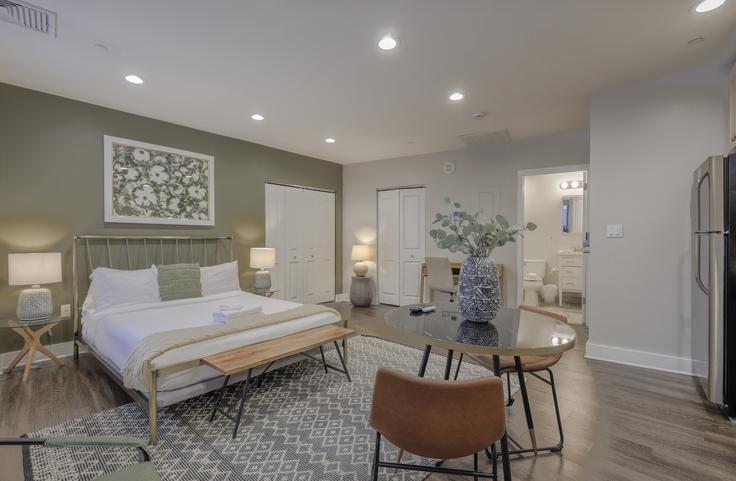 Building Milk Street - healinghomesofboston - 1076687 - BOS adresindeki bir dairede modern mobilyalarla zarif bir şekilde tasarlanmış oturma odası Boston, Boston Building Milk Street - healinghomesofboston - 1076687 - BOS adresindeki bir dairede modern mobilyalarla zarif bir şekilde tasarlanmış oturma odası Boston, Boston