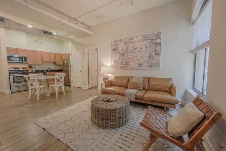 Elegante sala de estar con mobiliario moderno en un apartamento en Building Milk Street - healinghomesofboston - 1076700 - BOS en Boston, Boston Elegante sala de estar con mobiliario moderno en un apartamento en Building Milk Street - healinghomesofboston - 1076700 - BOS en Boston, Boston