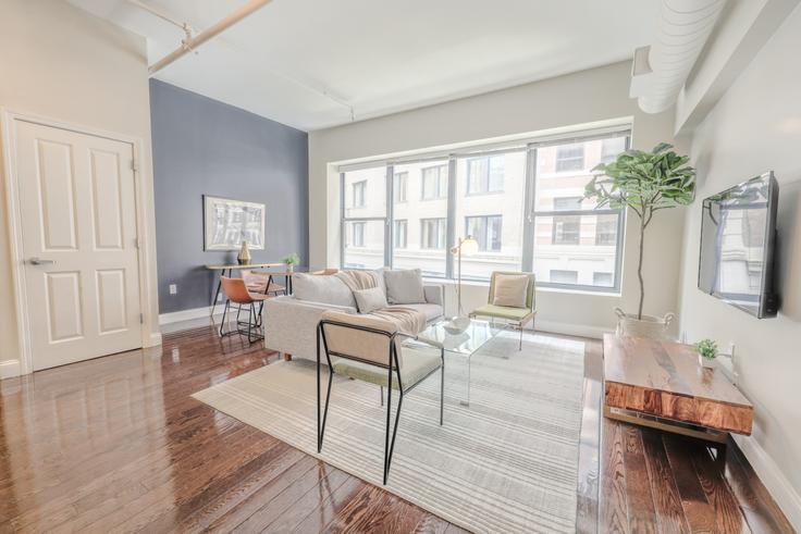Elegante sala de estar con mobiliario moderno en un apartamento en Building Milk Street - healinghomesofboston - 1076702 - BOS en Boston, Boston Elegante sala de estar con mobiliario moderno en un apartamento en Building Milk Street - healinghomesofboston - 1076702 - BOS en Boston, Boston