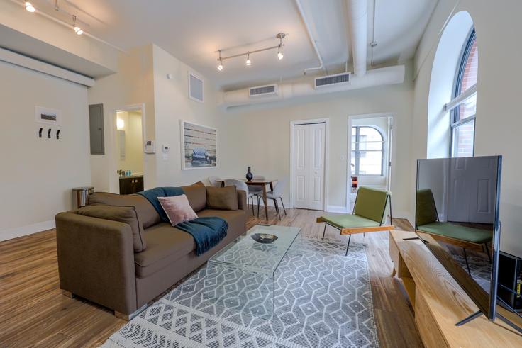 Elegant gestaltetes Wohnzimmer mit moderner Einrichtung in einer Wohnung im Building Milk Street - healinghomesofboston - 1076699 - BOS in Boston, Boston Elegant gestaltetes Wohnzimmer mit moderner Einrichtung in einer Wohnung im Building Milk Street - healinghomesofboston - 1076699 - BOS in Boston, Boston