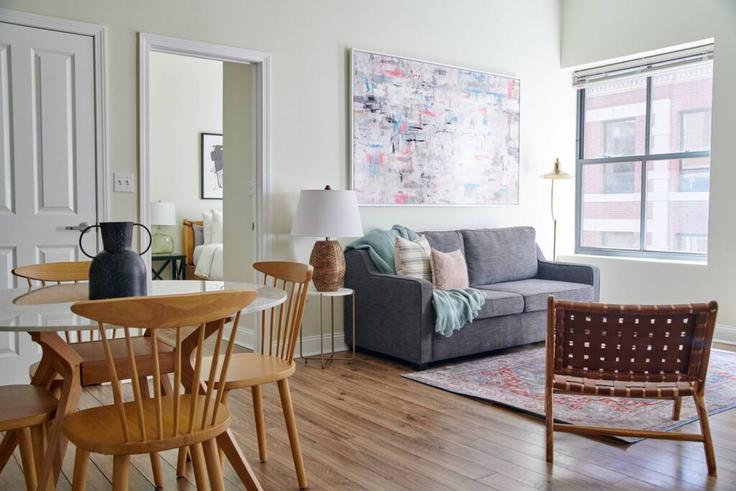 Mesa de comedor con elegantes sillas en un apartamento en Building Milk Street - healinghomesofboston - 1076704 - BOS en Boston, Boston Mesa de comedor con elegantes sillas en un apartamento en Building Milk Street - healinghomesofboston - 1076704 - BOS en Boston, Boston