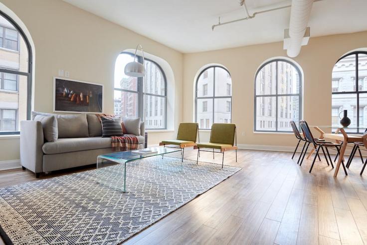 Elegante sala de estar con mobiliario moderno en un apartamento en Building Milk Street - healinghomesofboston - 1076710 - BOS en Boston, Boston Elegante sala de estar con mobiliario moderno en un apartamento en Building Milk Street - healinghomesofboston - 1076710 - BOS en Boston, Boston