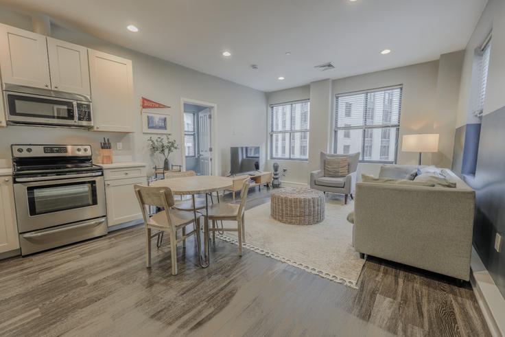 Building Milk Street - healinghomesofboston - 1076715 - BOS adresindeki bir dairede modern mobilyalarla zarif bir şekilde tasarlanmış oturma odası Boston, Boston Building Milk Street - healinghomesofboston - 1076715 - BOS adresindeki bir dairede modern mobilyalarla zarif bir şekilde tasarlanmış oturma odası Boston, Boston
