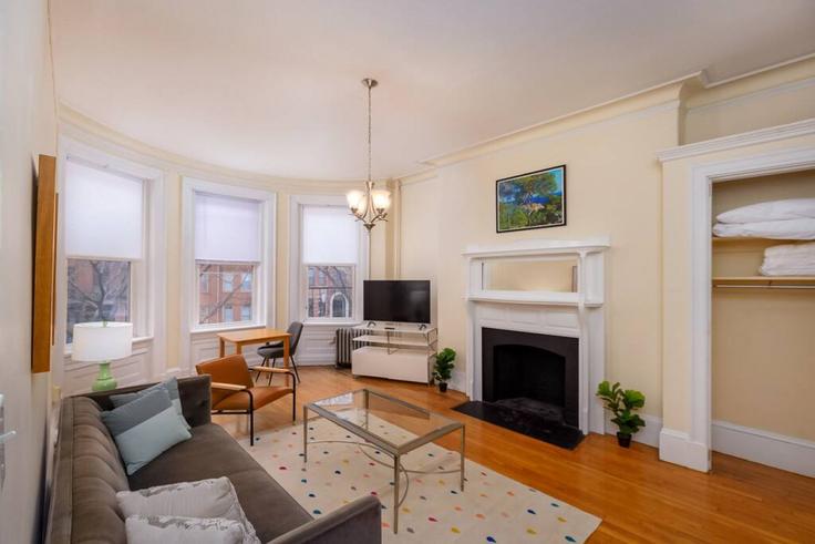 Elegant gestaltetes Wohnzimmer mit moderner Einrichtung in einer Wohnung im Building Newbury Street - healinghomesofboston - 1076721 - BOS in Boston, Boston
