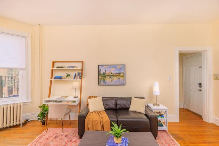 Elegant gestaltetes Wohnzimmer mit moderner Einrichtung in einer Wohnung im Building Newbury Street - healinghomesofboston - 1076723 - BOS in Boston, Boston