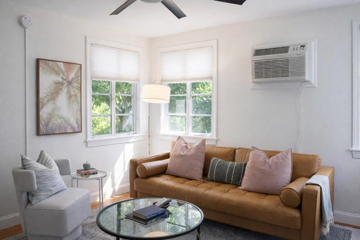 Elegante sala de estar con mobiliario moderno en un apartamento en Building 5th Avenue North - healinghomesofboston - 1076729 - TPA en St. Petersburg, St. Petersburg