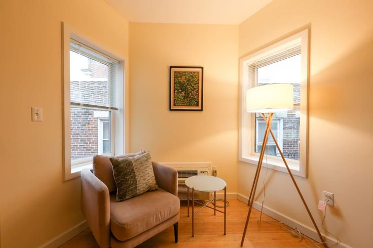 Elegante sala de estar con mobiliario moderno en un apartamento en Building Park Drive - healinghomesofboston - 1076774 - BOS en Boston, Boston Elegante sala de estar con mobiliario moderno en un apartamento en Building Park Drive - healinghomesofboston - 1076774 - BOS en Boston, Boston