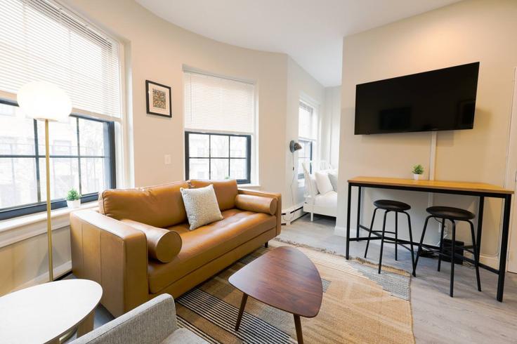 Sala de estar elegantemente projetada com móveis modernos em um apartamento no Building Saint Botolph Street - healinghomesofboston - 1076816 - BOS em Boston, Boston Sala de estar elegantemente projetada com móveis modernos em um apartamento no Building Saint Botolph Street - healinghomesofboston - 1076816 - BOS em Boston, Boston