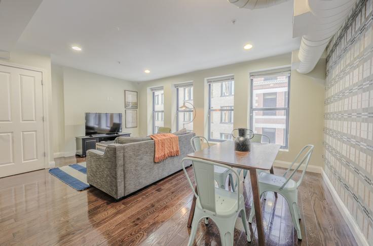 Boston, Boston에 위치한 Building Milk Street - healinghomesofboston - 1076830 - BOS 유닛의 세련된 인테리어가 돋보이는 거실 Boston, Boston에 위치한 Building Milk Street - healinghomesofboston - 1076830 - BOS 유닛의 세련된 인테리어가 돋보이는 거실