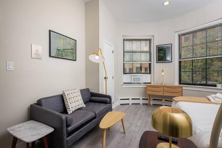 Salle de séjour élégante avec mobilier moderne dans un appartement à Building Saint Botolph Street - healinghomesofboston - 1076840 - BOS à Boston, Boston Salle de séjour élégante avec mobilier moderne dans un appartement à Building Saint Botolph Street - healinghomesofboston - 1076840 - BOS à Boston, Boston