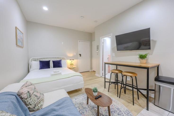 Building Saint Botolph Street - healinghomesofboston - 1076845 - BOS adresindeki bir dairede modern mobilyalarla zarif bir şekilde tasarlanmış oturma odası Boston, Boston