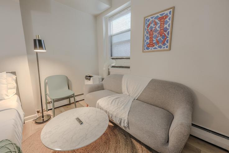 Salle de séjour élégante avec mobilier moderne dans un appartement à Building Saint Botolph Street - healinghomesofboston - 1076882 à Boston, Boston Salle de séjour élégante avec mobilier moderne dans un appartement à Building Saint Botolph Street - healinghomesofboston - 1076882 à Boston, Boston