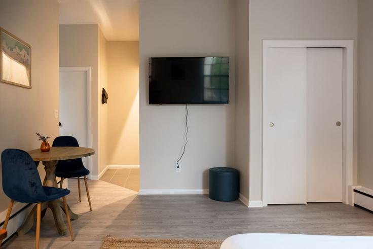 Sala de estar elegantemente projetada com móveis modernos em um apartamento no Building Saint Botolph Street - healinghomesofboston - 1286040 - BOS em Boston, Boston Sala de estar elegantemente projetada com móveis modernos em um apartamento no Building Saint Botolph Street - healinghomesofboston - 1286040 - BOS em Boston, Boston
