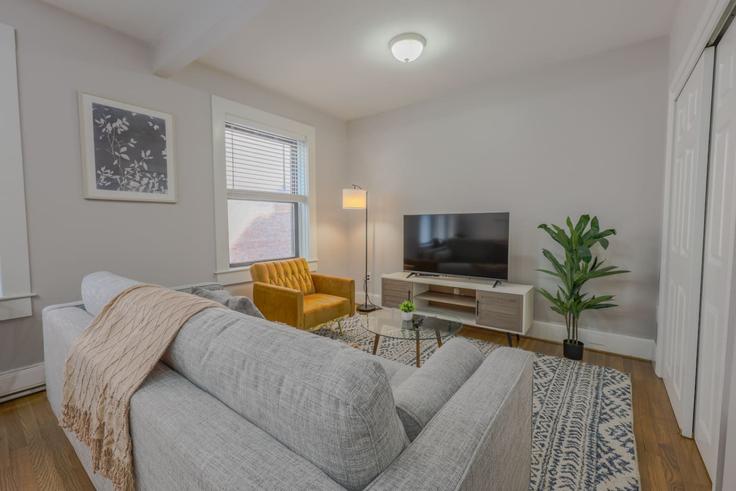 Sala de estar elegantemente projetada com móveis modernos em um apartamento no Building Dartmouth Street - healinghomesofboston - 1321794 em Boston, Boston Sala de estar elegantemente projetada com móveis modernos em um apartamento no Building Dartmouth Street - healinghomesofboston - 1321794 em Boston, Boston