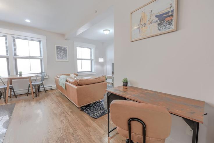 Sala de estar elegantemente projetada com móveis modernos em um apartamento no Building Dartmouth Street - healinghomesofboston - 1321795 em Boston, Boston Sala de estar elegantemente projetada com móveis modernos em um apartamento no Building Dartmouth Street - healinghomesofboston - 1321795 em Boston, Boston