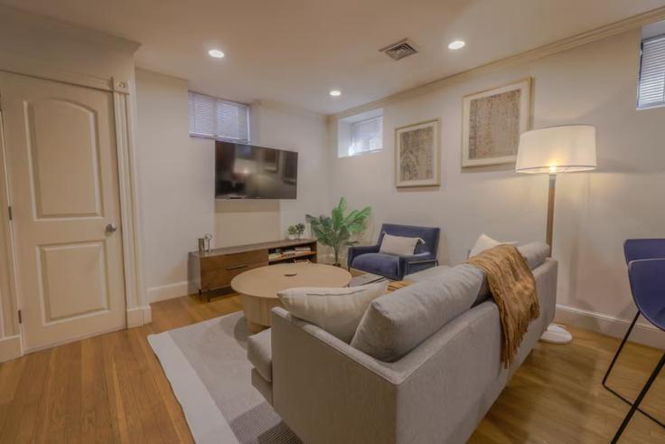 Boston BostonのBuilding Arundel Street - healinghomesofboston - 1332842のアパートメントにある、モダンな家具を備えたエレガントなデザインのリビングルーム