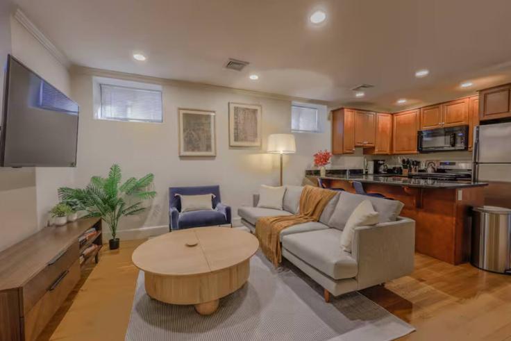 Building Arundel Street - healinghomesofboston - 1332842 adresindeki bir dairede modern mobilyalarla zarif bir şekilde tasarlanmış oturma odası Boston, Boston Building Arundel Street - healinghomesofboston - 1332842 adresindeki bir dairede modern mobilyalarla zarif bir şekilde tasarlanmış oturma odası Boston, Boston