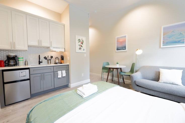 Salle de séjour élégante avec mobilier moderne dans un appartement à Building Saint Botolph Street - healinghomesofboston - 1337801 à Boston, Boston Salle de séjour élégante avec mobilier moderne dans un appartement à Building Saint Botolph Street - healinghomesofboston - 1337801 à Boston, Boston