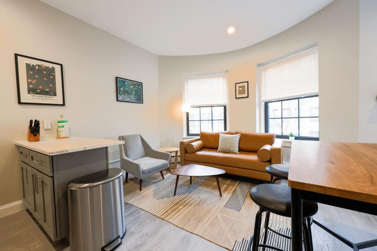 Boston BostonのBuilding Saint Botolph Street - healinghomesofboston - 1337802のアパートメントにある、モダンな家具を備えたエレガントなデザインのリビングルーム Boston BostonのBuilding Saint Botolph Street - healinghomesofboston - 1337802のアパートメントにある、モダンな家具を備えたエレガントなデザインのリビングルーム
