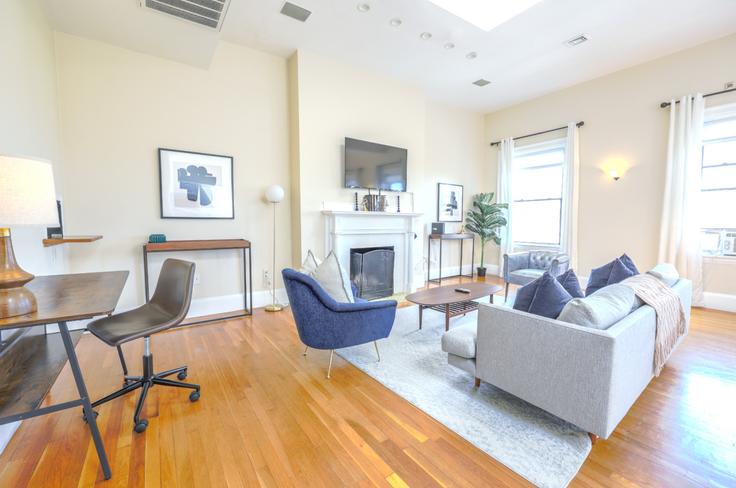 Sala de estar elegantemente projetada com móveis modernos em um apartamento no Building Commonwealth Avenue - healinghomesofboston - 1344609 em Boston, Boston