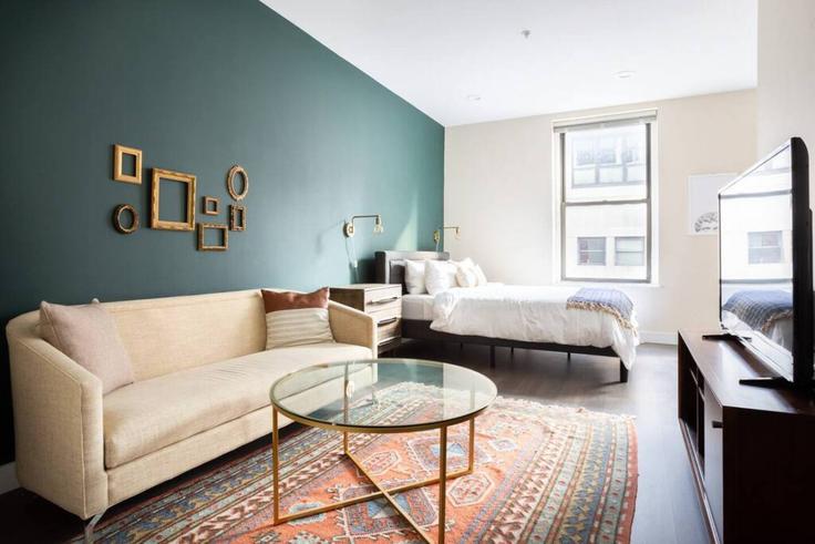 Boston BostonのBuilding Arch Street - healinghomesofboston - 1352472のアパートメントにある、モダンな家具を備えたエレガントなデザインのリビングルーム Boston BostonのBuilding Arch Street - healinghomesofboston - 1352472のアパートメントにある、モダンな家具を備えたエレガントなデザインのリビングルーム