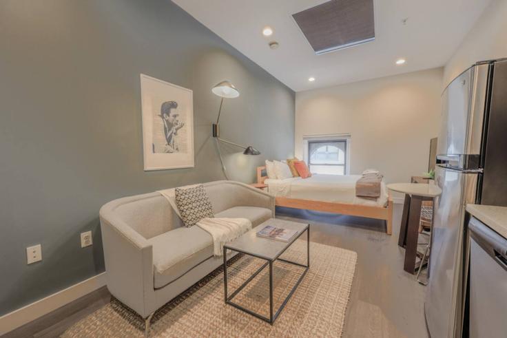 Boston BostonのBuilding Arch Street - healinghomesofboston - 1352474のアパートメントにある、モダンな家具を備えたエレガントなデザインのリビングルーム Boston BostonのBuilding Arch Street - healinghomesofboston - 1352474のアパートメントにある、モダンな家具を備えたエレガントなデザインのリビングルーム