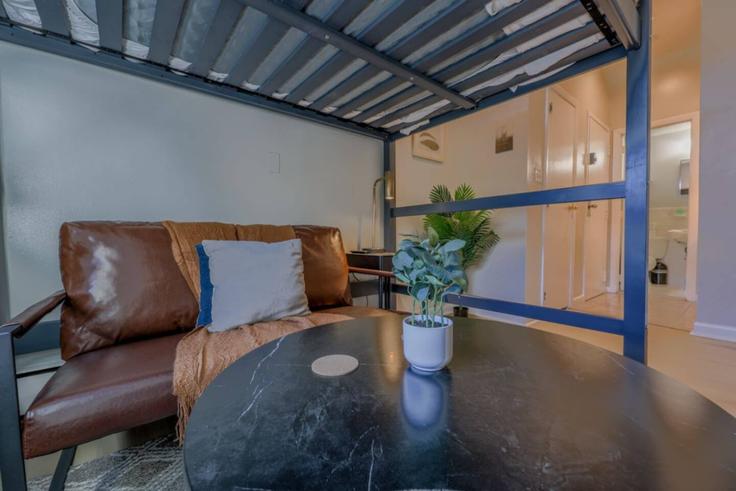 Boston BostonのBuilding Saint Botolph Street - healinghomesofboston - 1363406のアパートメントにある、モダンな家具を備えたエレガントなデザインのリビングルーム Boston BostonのBuilding Saint Botolph Street - healinghomesofboston - 1363406のアパートメントにある、モダンな家具を備えたエレガントなデザインのリビングルーム