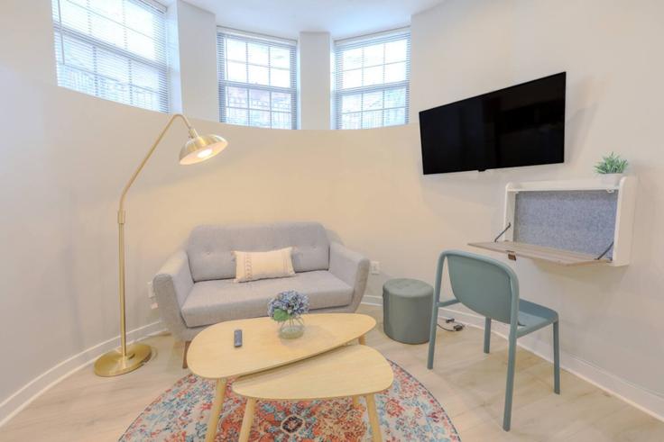 Salle de séjour élégante avec mobilier moderne dans un appartement à Building Saint Botolph Street - healinghomesofboston - 1363410 à Boston, Boston