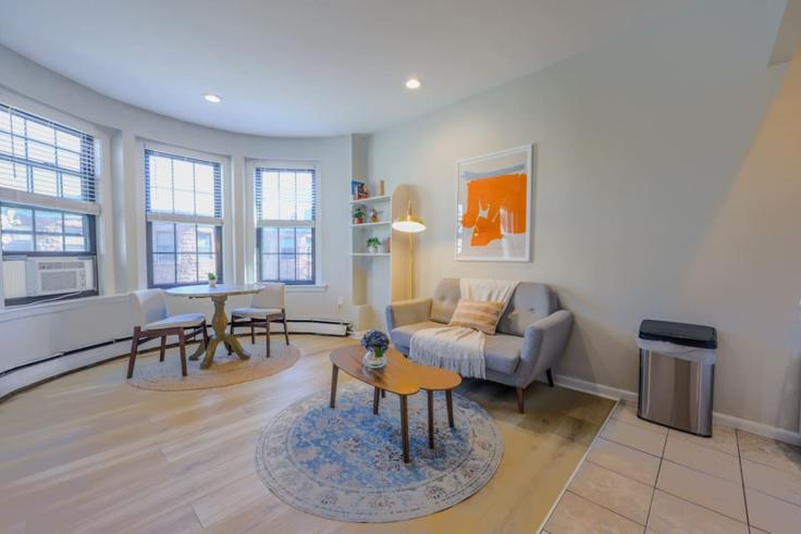 Elegante sala de estar con mobiliario moderno en un apartamento en Building Saint Botolph Street - healinghomesofboston - 1363412 en Boston, Boston